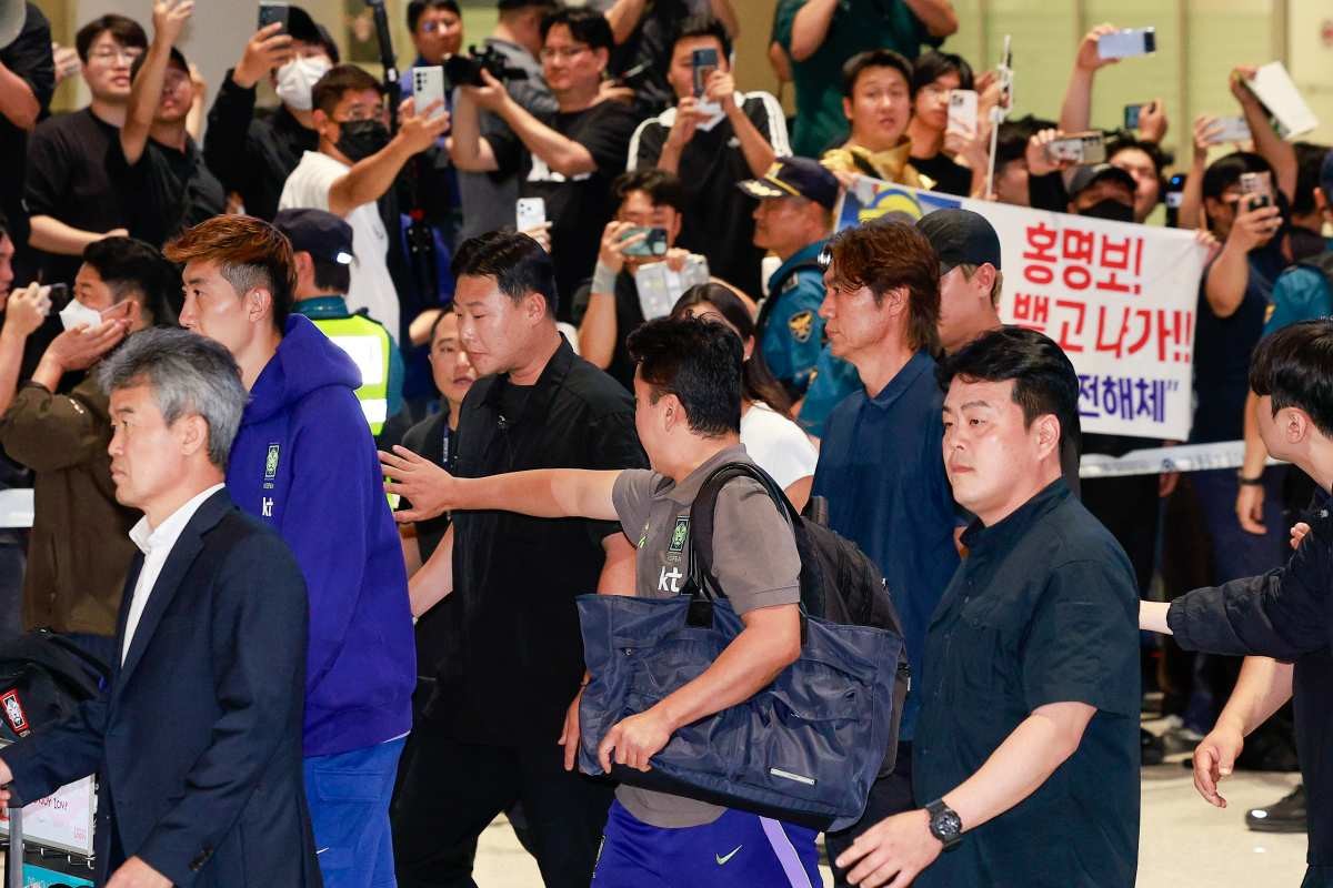 2026 북중미 월드컵 32강 진출 실패의 책임을 지고 사퇴 의사를 밝힌 홍명보 축구대표팀 감독이 지난달 30일 오전 인천국제공항 2터미널에 도착, 축구팬들 아유를 받으며 이동하고 있다. / 뉴스1