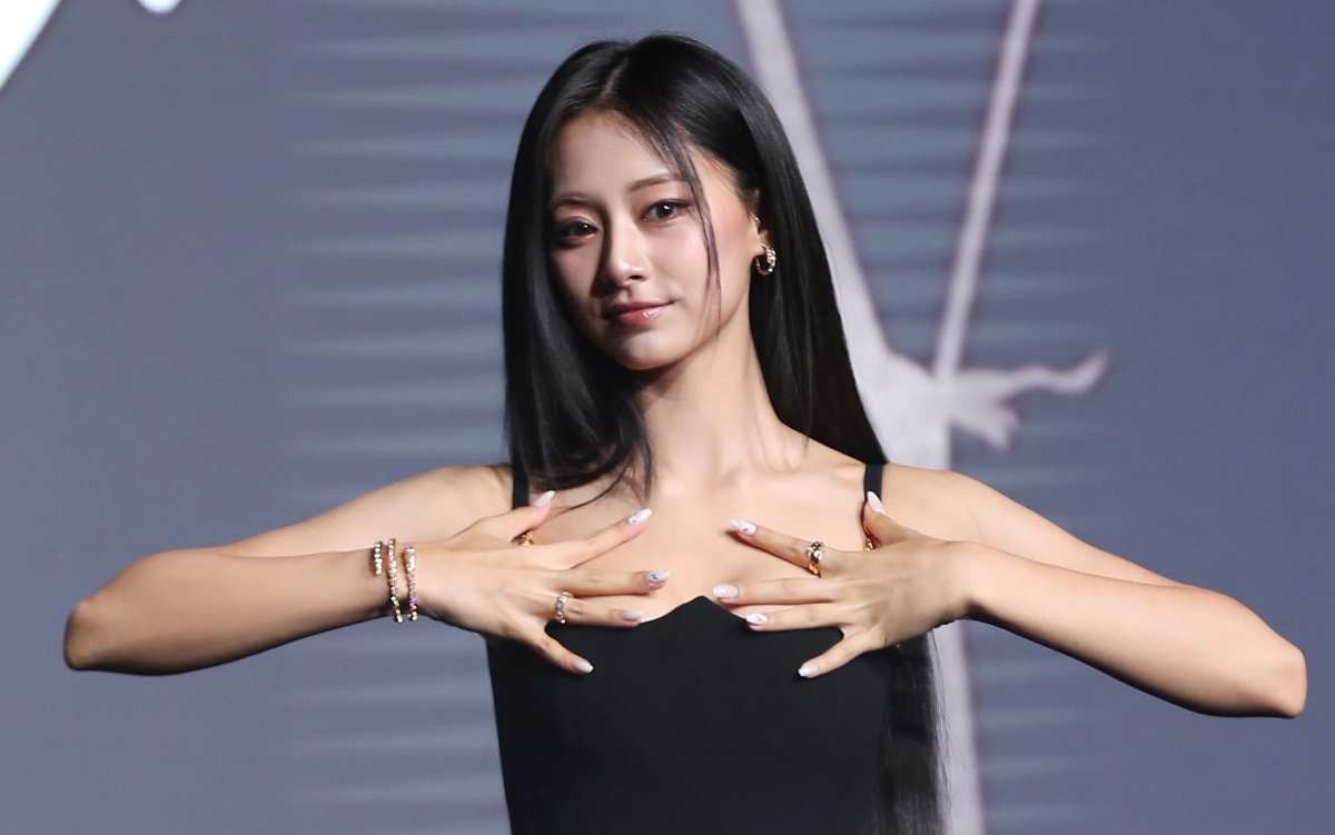 그룹 트와이스(TWICE)의 쯔위가 2024년 서울 송파구 잠실 롯데호텔 월드에서 가진 솔로 데뷔앨범 'abouTZU' 발매 기념 기자간담회에 참석해 포즈를 취하고 있다.  / 뉴스1