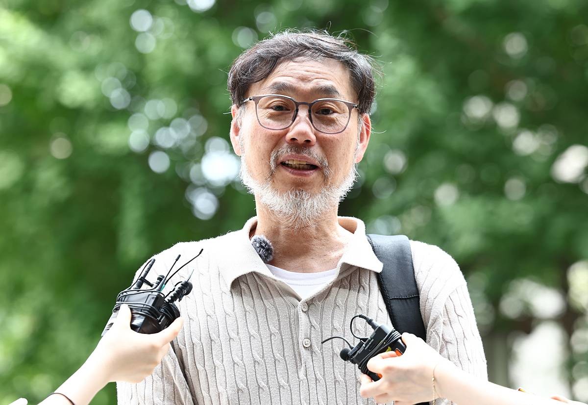 김순환 서민민생대책위원회(서민위) 사무총장이 14일 오전 서울 마포구 서울경찰청 광역수사단에서 홍명보 전 축구대표팀 감독 선임 관련 고발인 조사를 받기 위해 출석하며 취재진 질의에 답변하고 있다 / 뉴스1
