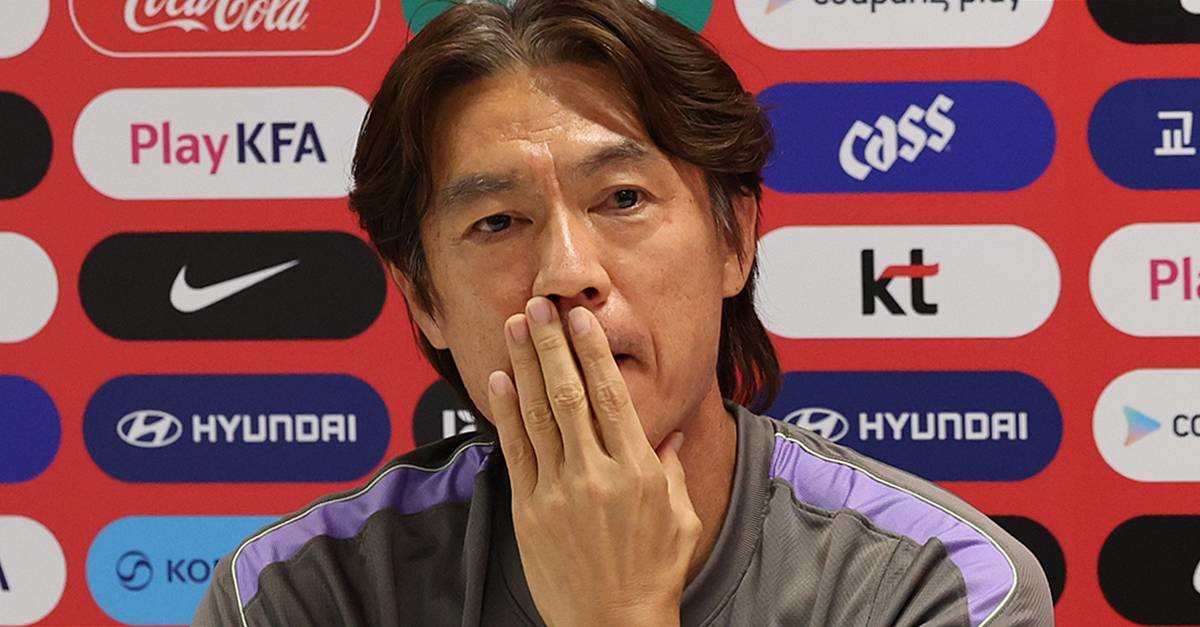 홍명보 대한민국 축구국가대표팀 감독이 지난달 25일(현지시간) 멕시코 과달라하라 인근 대한민국 축구대표팀의 베이스캠프 훈련장인 사포판 치바스 바예 베르데에서 훈련에 앞서 인터뷰를 하고 있다 / 뉴스1