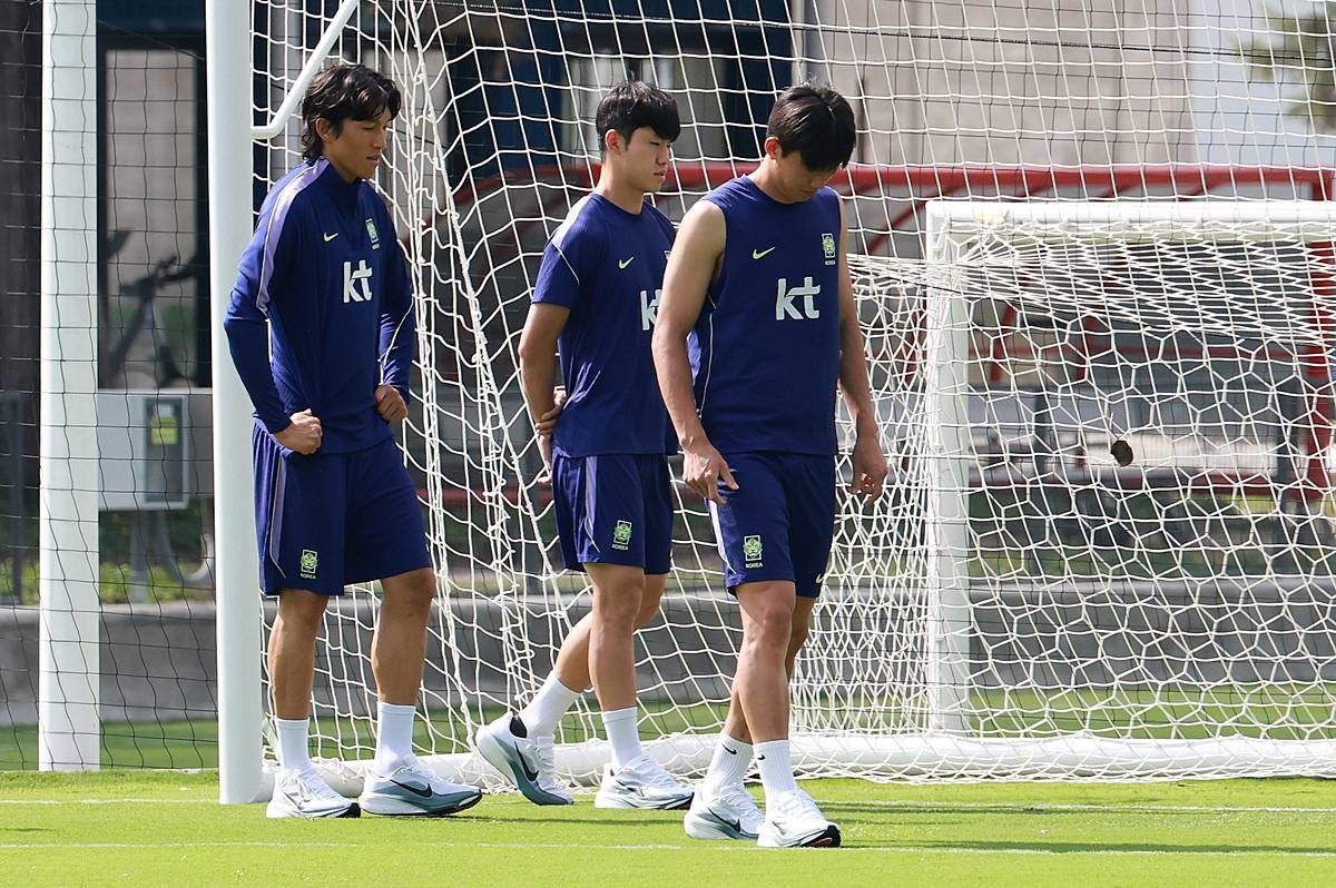 대한민국 축구국가대표팀 김승규, 이기혁, 이한범이 지난달 25일(현지시간) 멕시코 과달라하라 인근 대한민국 축구대표팀의 베이스캠프 훈련장인 사포판 치바스 바예 베르데에서 회복 훈련하고 있다 / 뉴스1