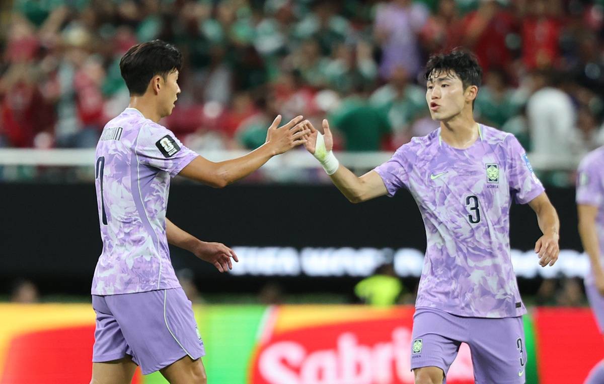 대한민국 축구국가대표팀 손흥민이 지난달 18일(현지시간) 멕시코 과달라하라 스타디움에서 2026 북중미 월드컵 A조 조별리그 2차전 대한민국과 멕시코의 경기 전반전을 마친 뒤 이기혁과 하이파이브를 하고 있다 / 뉴스1