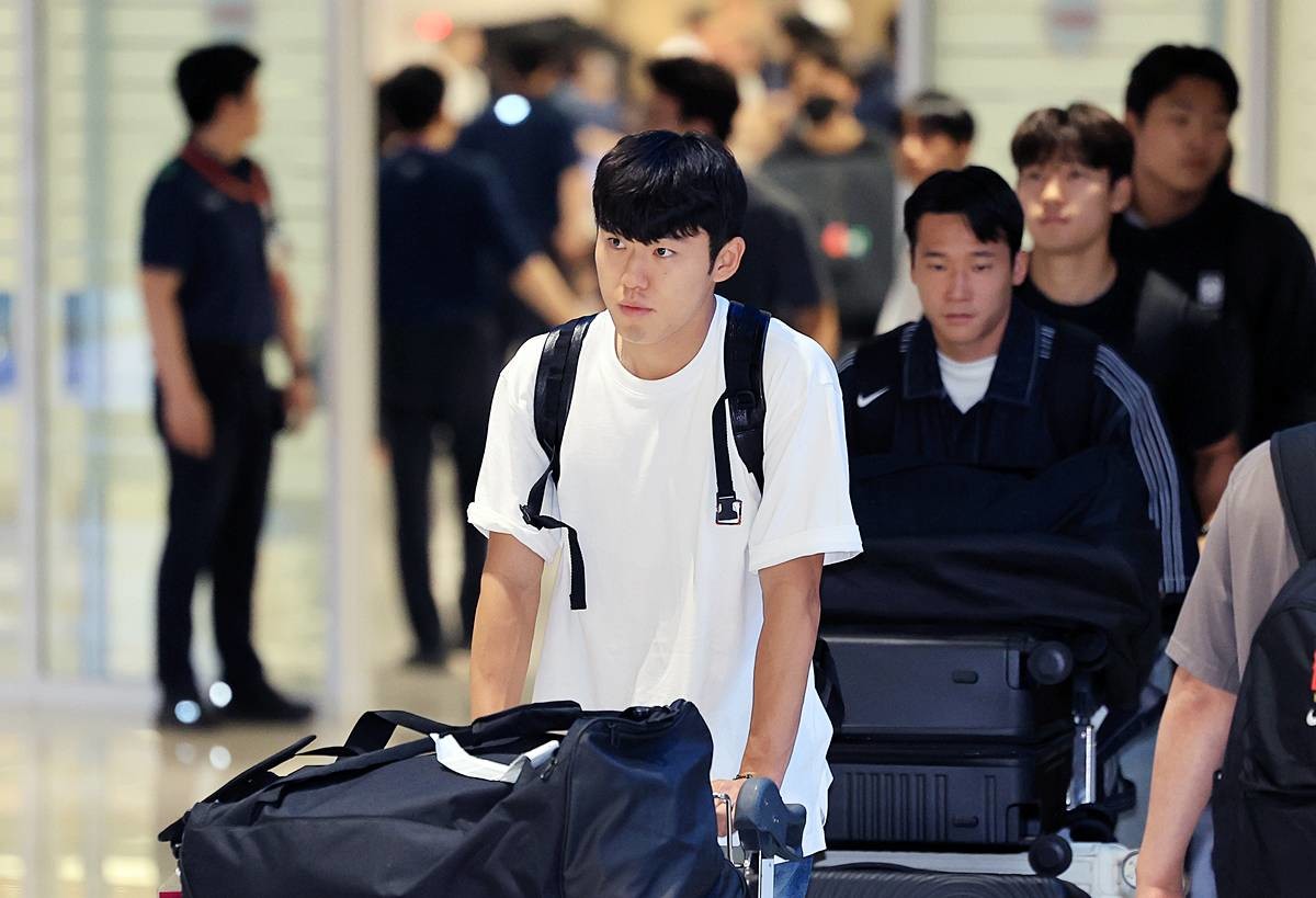 대한민국 축구국가대표팀 이기혁이 2026 국제축구연맹(FIFA) 북중미 월드컵 일정을 마치고 지난 1일 인천국제공항 제2여객터미널을 통해 귀국하고 있다 / 뉴스1
