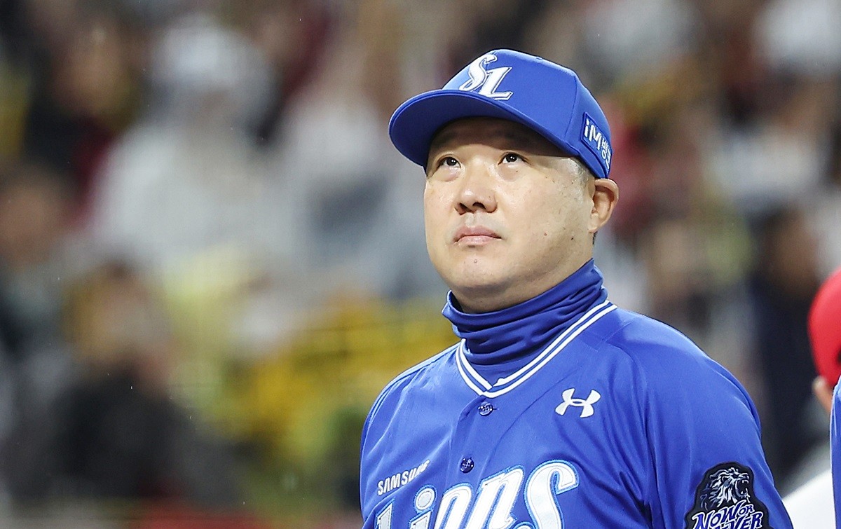 삼성라이온즈 박진만 감독 모습. 기사 이해를 돕기 위한 자료 사진. 리그 1위를 달리고 있는 삼성라이온즈에 날벼락 같은 소식을 전해졌다. 박진만 감독이 이끄는 삼성라이온즈 입장에선 그야말로 초대형 '악재'가 터졌다. 삼성라이온즈의 특급 에이스인 외국인 투수 아리엘 후라도가 부상을 당했다. 삼성라이온즈 구단은 후라도를 대체할 외국인 투수 찾기에 나선 것으로 알려졌다. / 뉴스1