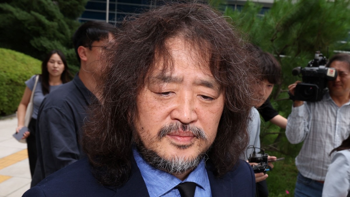 방송인 김어준이 14일 오후 서울 도봉구 서울북부지방법원에서 이동재 전 채널A 기자 명예훼손 혐의 선고 공판에서 벌금 2000만원을 선고받은 뒤 입장 표명 없이 법원을 나서고 있다. / 뉴스1