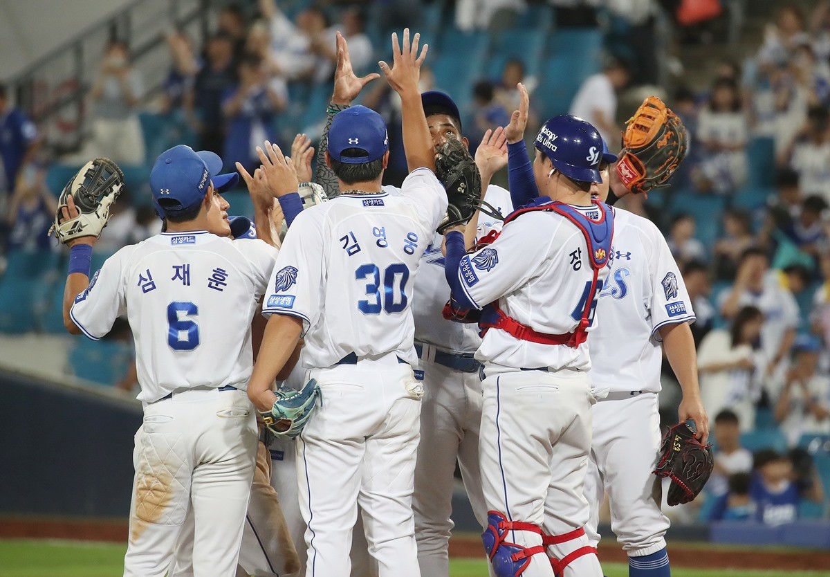 대구 삼성라이온즈파크에서 열린 프로야구 '2026 신한 SOL KBO리그' LG 트윈스와 삼성 라이온즈의 경기에서 9 대 2 승리를 거두며 선두에 오른 삼성 선수들이 기쁨을 나누고 있다. 기사 이해를 돕기 위한 자료 사진. 삼성라이온즈의 특급 에이스인 외국인 투수 아리엘 후라도가 부상을 당했다. 삼성라이온즈 구단은 후라도를 대체할 외국인 투수 찾기에 나선 것으로 알려졌다. / 뉴스1