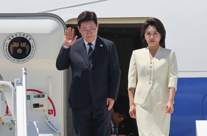 북대서양조약기구(NATO·나토) 정상회의 참석하는 이재명 대통령과 김혜경 여사가 7일(현지시간) 튀르키예 앙카라 에센보아 국제공항에 도착해 환영객들에게 인사하고 있다. 2026.7.7/뉴스1