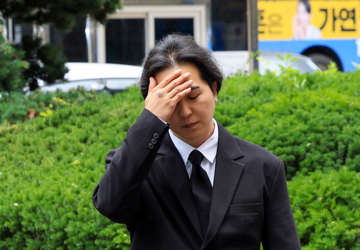 병역법 위반 혐의로 기소된 그룹 위너 멤버 송민호가 14일 서울 마포구 서울서부지방법원에서 열린 사회복무요원 복무 당시 관리 책임자였던 A씨의 병역법 위반 혐의 세 번째 공판에 증인으로 출석하고 있다. / 뉴스1