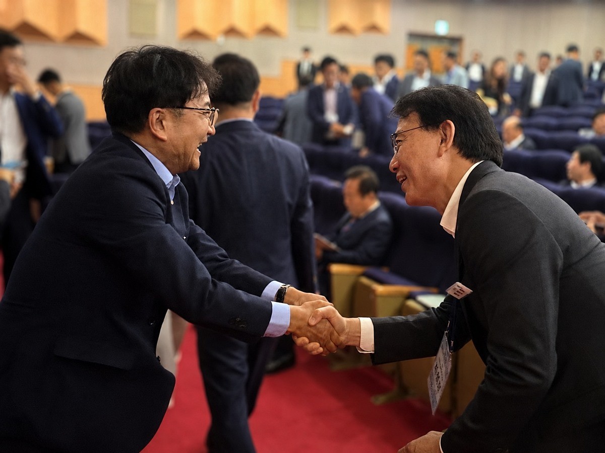 (우)최현덕 시장이 (좌)김광용 본부장과 악수하고 있다