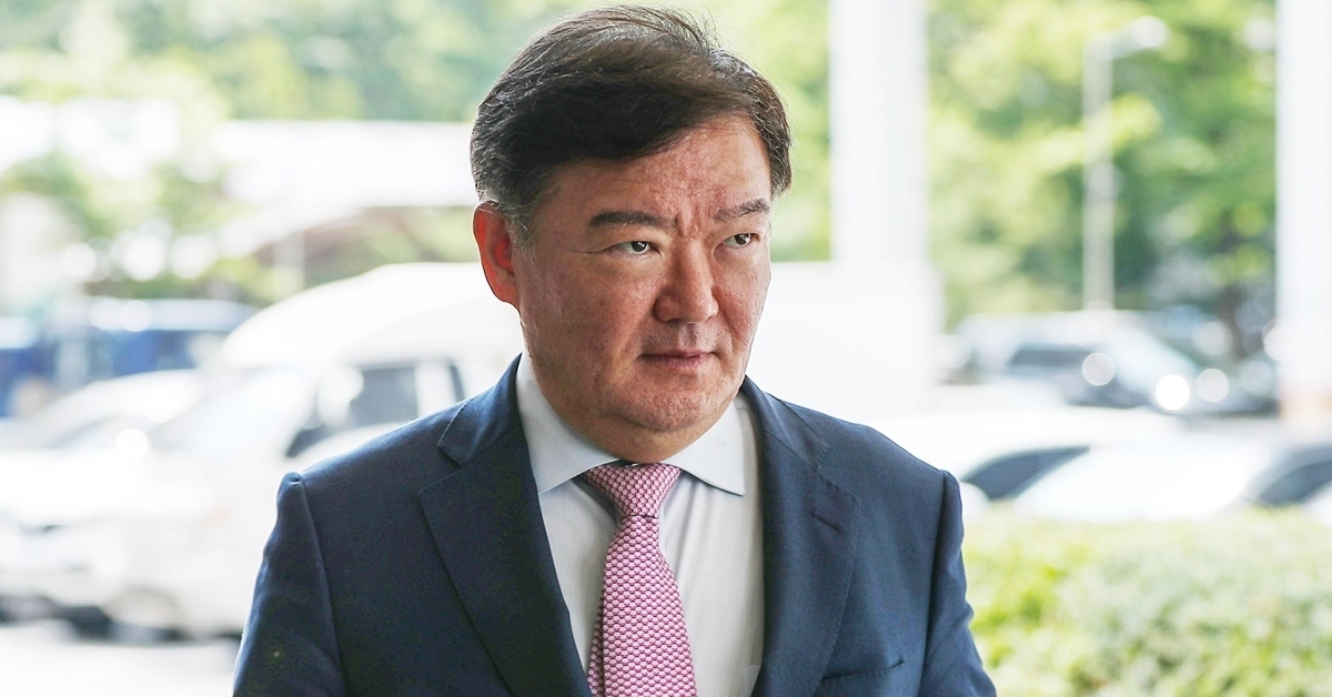 민경욱 전 의원, 열변 토하다 단상 아래로 털썩…아찔했던 현장 (영상) 