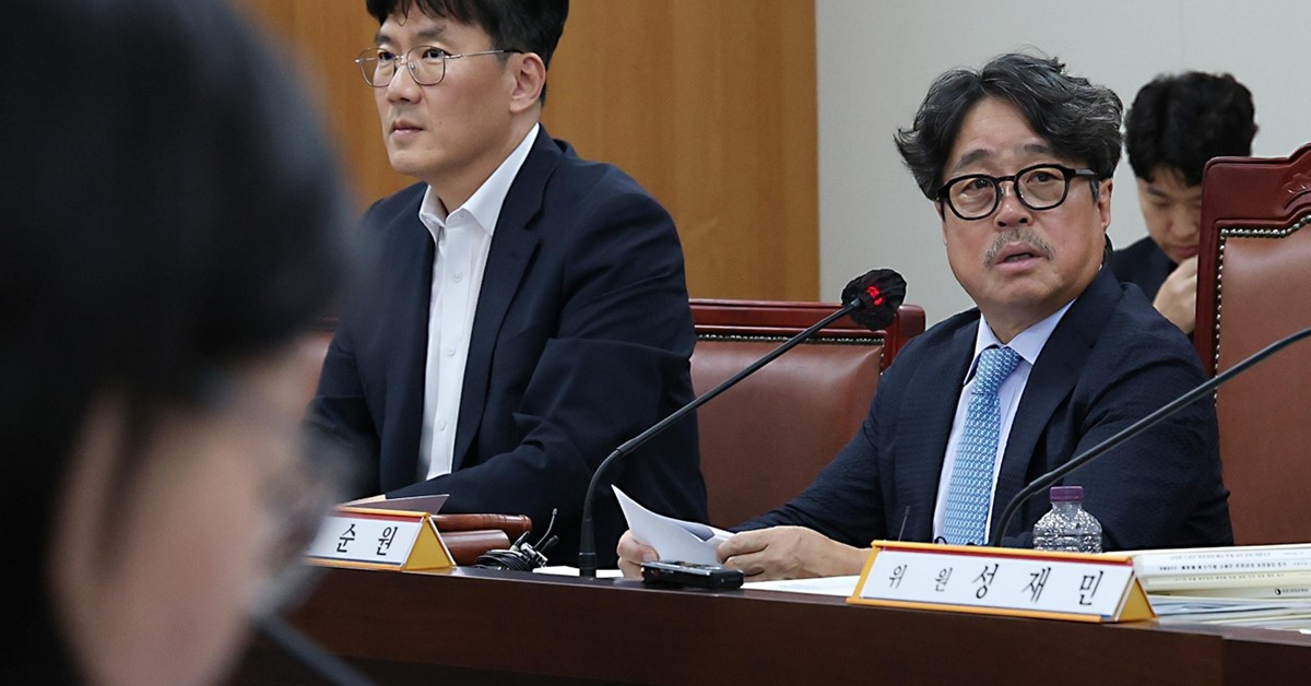 권순원 최저임금위원회 위원장이 14일 세종시 정부세종청사 최저임금위원회에서 열린 2027년도 최저임금위원회 14차 전원회의에서 노·사·공익위원들의 투표로 올해시급 1만320원 보다 380원 오른 1만700원, 3.7% 인상으로 확정한 뒤 취재진의 질문에 답하고 있다. / 뉴스1