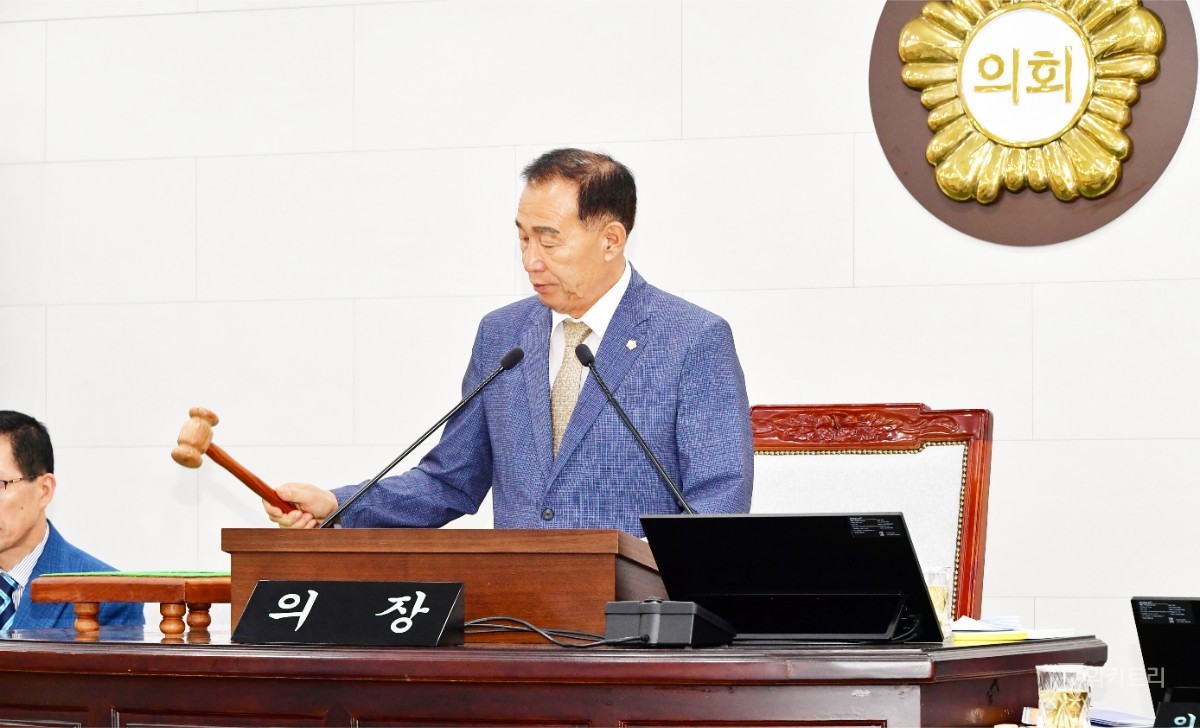제10대 함평군의회(의장 김영인)는 14일 오전 10시 군의회 본회의장에서 제312회 임시회 개회식 및 제1차 본회의를 성대하게 개최하며, 오는 27일까지 이어지는 총 14일간의 숨 가쁜 회기 일정에 본격적으로 돌입했다. / 함평군의회
