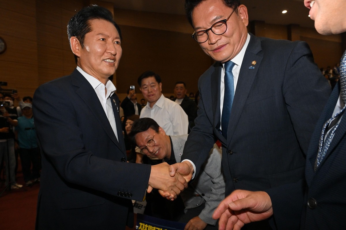 정청래(왼쪽), 송영길 더불어민주당 당대표 후보가 12일 서울 여의도 국회 의원회관에서 열린 전국자치분권민주지도자회의 당대표 후보 정견 발표에서 인사하고 있다. / 뉴스1