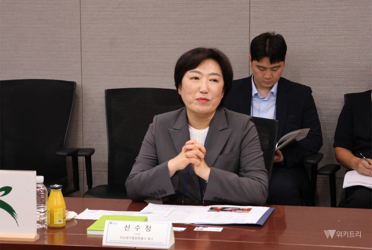 신수정 북구청장이 직접 지역의 대표적인 글로벌 반도체 패키징 전문 기업인 앰코테크놀로지코리아(이하 앰코코리아)를 방문하여, 현장의 목소리를 세심하게 청취했다. / 전남광주통합특별시 북구