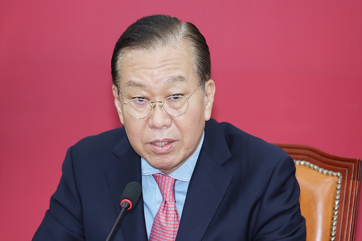 권영세 국민의힘 의원 자료 사진. 권영세 국민의힘 의원이 장동혁 국민의힘 대표를 겨냥해 6·3 지방선거 패배의 책임을 지고 사퇴하라고 촉구했다. 국민의힘 비상대책위원장을 지낸 5선 중진인 권 의원이 장 대표에게 공개적으로 거취 결단을 요구한 것은 이번이 처음이다. 권영세 의원은 15일 CBS 라디오 '박성태의 뉴스쇼'에 출연해 '나중에 지도체제가 어떻게 되든 장 동혁 대표의 사퇴가 필요하다'라고 강조했다. / 뉴스1