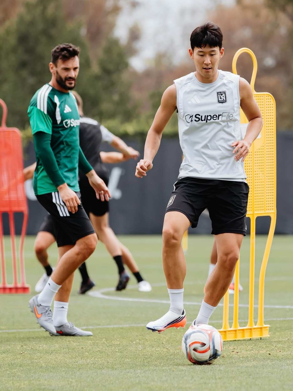 LA FC에서 팀 동료들과 함께 훈련하고 있는 손흥민 / 'lafc' 인스타그램