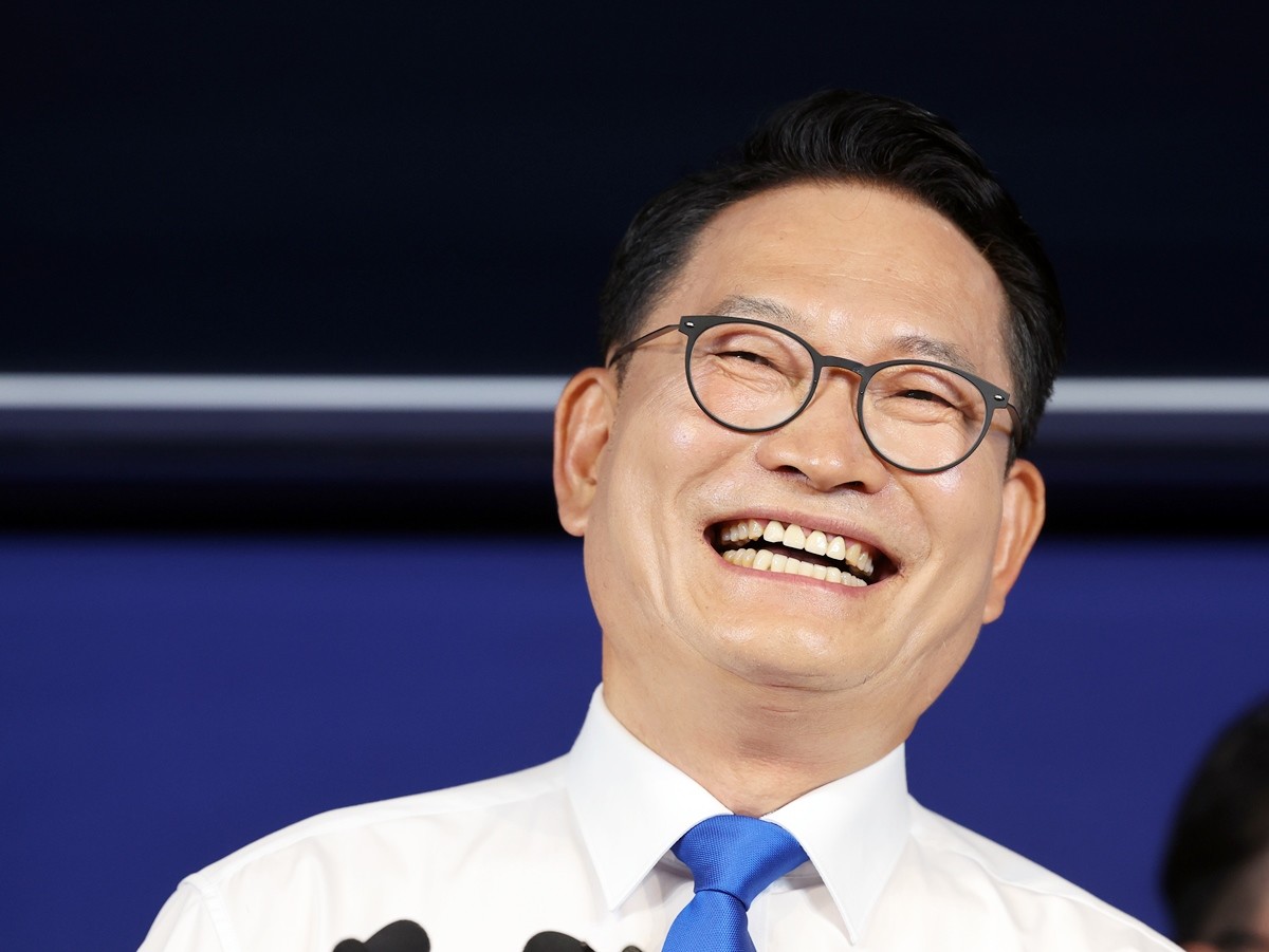 더불어민주당 당권 주자인 송영길 의원이 서울 여의도 민주당 중앙당사에서 당대표 출마선언문 발표를 마치고 미소를 보이고 있다. 기사 이해를 돕기 위한 자료 사진. 송영길 의원은 자신의 경쟁자인 정청래 전 민주당 대표에 대해 '이재명 대통령을 깔아 보는 느낌이 있다'라고 직격했다. 송영길 의원은 15일 MBC 라디오 '김종배의 시선집중'에 나와 정청래 전 대표와 이재명 대통령이 2007년 대선에서 정동영 당시 후보를 지지하기 위해 만들어졌던 '정통'(정동영과 통하는 사람들)에서 같이 활동했던 이력을 언급하면서 이렇게 주장했다. / 뉴스1