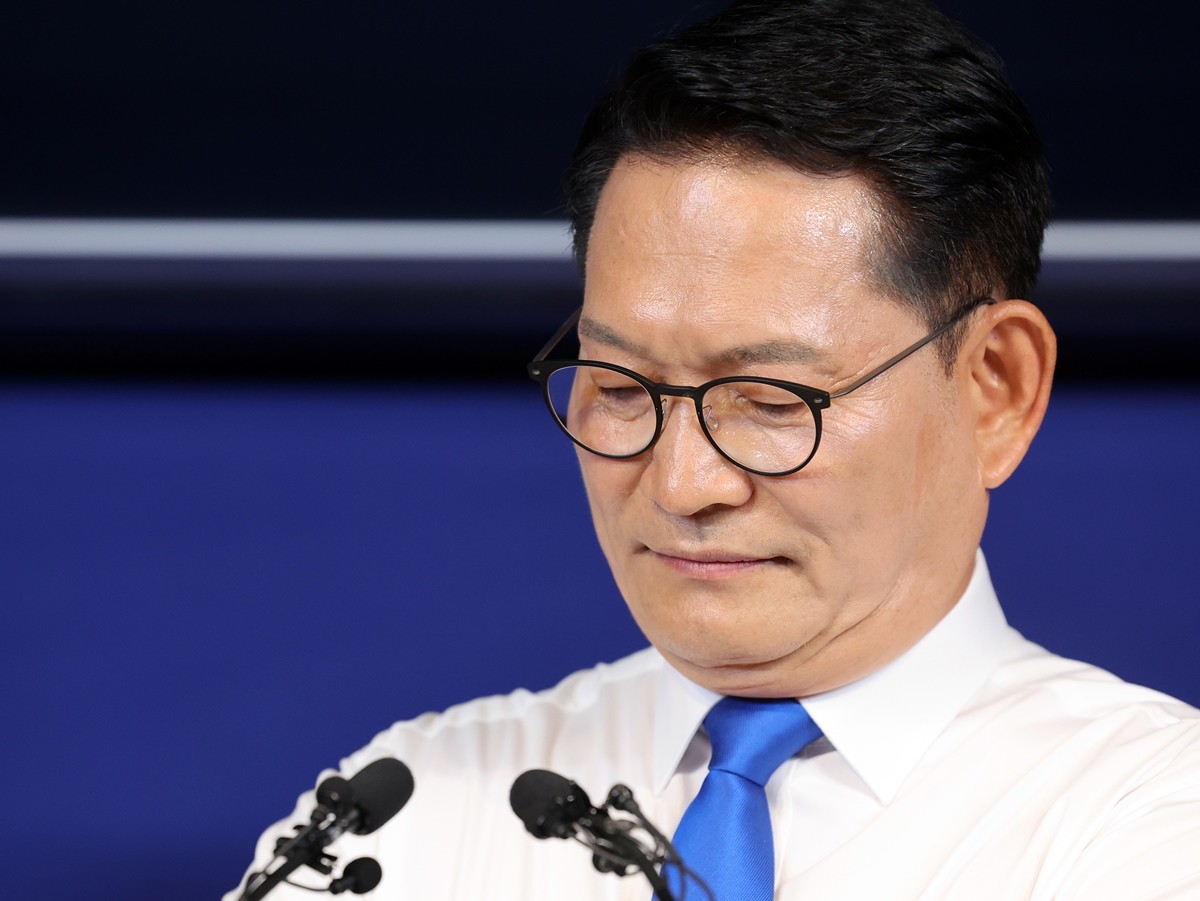 더불어민주당 당권주자인 송영길 의원이 서울 여의도 민주당 중앙당사에서 당대표 출마선언문 발표 중 생각에 잠겨 있다. 기사 이해를 돕기 위한 자료 사진. 송영길 의원은 자신의 경쟁자인 정청래 전 민주당 대표에 대해 '이재명 대통령을 깔아 보는 느낌이 있다'라고 직격했다. 송영길 의원은 15일 MBC 라디오 '김종배의 시선집중'에 나와 정청래 전 대표와 이재명 대통령이 2007년 대선에서 정동영 당시 후보를 지지하기 위해 만들어졌던 '정통'(정동영과 통하는 사람들)에서 같이 활동했던 이력을 언급하면서 이렇게 주장했다. / 뉴스1