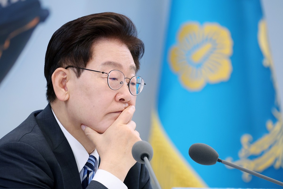이재명 대통령이 15일 청와대 영빈관에서 열린 재정경제부, 국가데이터처, 금융위원회, 기획예산처 업무보고에서 발언을 청취하고 있다. 기사 이해를 돕기 위한 자료 사진. 이재명 대통령은 '빚을 졌는데 갚을 능력이 없으면 파산·면책하고 다시 재출발시키는 게 사회적으로 도움이 된다'라며 적극적 탕감 정책을 주문했다. 이 대통령은 15일 오전 청와대 영빈관에서 열린 금융위원회 등의 업무보고에서 '빨리 탕감해 줘야 그 사람이 정상적으로 경제 활동을 하고 그래야 경제가 정상적으로 잘 돌아가지 않느냐'라며 이렇게 강조했다. / 뉴스1