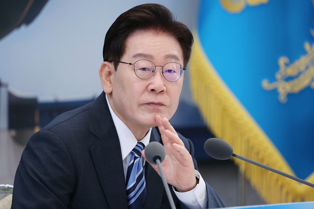 이재명 대통령이 15일 청와대 영빈관에서 열린 재정경제부, 국가데이터처, 금융위원회, 기획예산처 업무보고에서 구윤철 부총리 겸 재정경제부 장관의 발언을 듣고 있다. 기사 이해를 돕기 위한 자료 사진. 이재명 대통령은 '빚을 졌는데 갚을 능력이 없으면 파산·면책하고 다시 재출발시키는 게 사회적으로 도움이 된다'라며 적극적 탕감 정책을 주문했다. 이 대통령은 15일 오전 청와대 영빈관에서 열린 금융위원회 등의 업무보고에서 '빨리 탕감해 줘야 그 사람이 정상적으로 경제 활동을 하고 그래야 경제가 정상적으로 잘 돌아가지 않느냐'라며 이렇게 강조했다. / 뉴스1