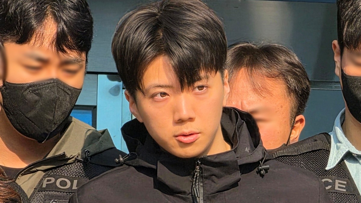장윤기가 14일 오전 광주 서부경찰서에서 검찰에 송치되고 있다. / 뉴스1