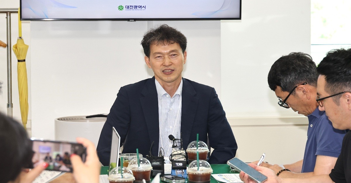 15일 최종수 대전시 도시주택국장 시청 기자실을 방문 차담회를 열고 대전 노후계획도시 선도지구 선정과 관련 설명을 하고 있다./사진=김지연 기자