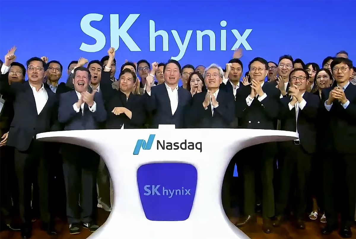 최태원 SK그룹 회장, 최재원 수석부회장, 곽노정 SK하이닉스 대표이사 등 경영진 및 임직원들이 지난 10일 미국 뉴욕 나스닥 타워에서 주식예탁증서(ADR) 나스닥 시장 상장 세리머니를 하고 있다. / 뉴스1