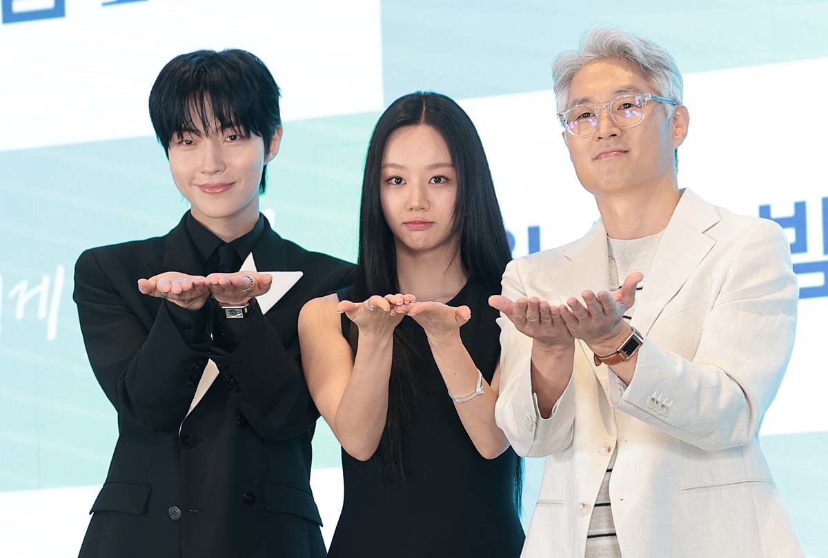 배우 황인엽(왼쪽부터)과 이혜리, 유선동 감독이 지난 7일 서울 구로구 신도림 더 세인트에서 열린 ENA 새 드라마 '그대에게 드림‘ 제작발표회에서 포즈를 취하고 있다. ’그대에게 드림‘은 꿈을 이루고 돌아온 천재 영화감독 우수빈(황인엽 분)과 꿈을 잊은 채 사는 생계형 리포터 주이재(이혜리 분)의 재회 후일담을 그린 로맨틱 코미디다 / 뉴스1