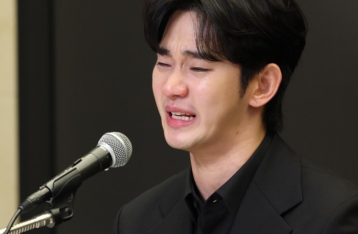 배우 김수현이 31일 오후 서울 마포구 스탠포트호텔에서 긴급 기자회견을 열고 고(故) 김새론이 미성년자일 때부터 교제했다는 의혹을 비롯한 각종 논란에 대해 입장을 밝히고 있다. 2025.3.31/뉴스1