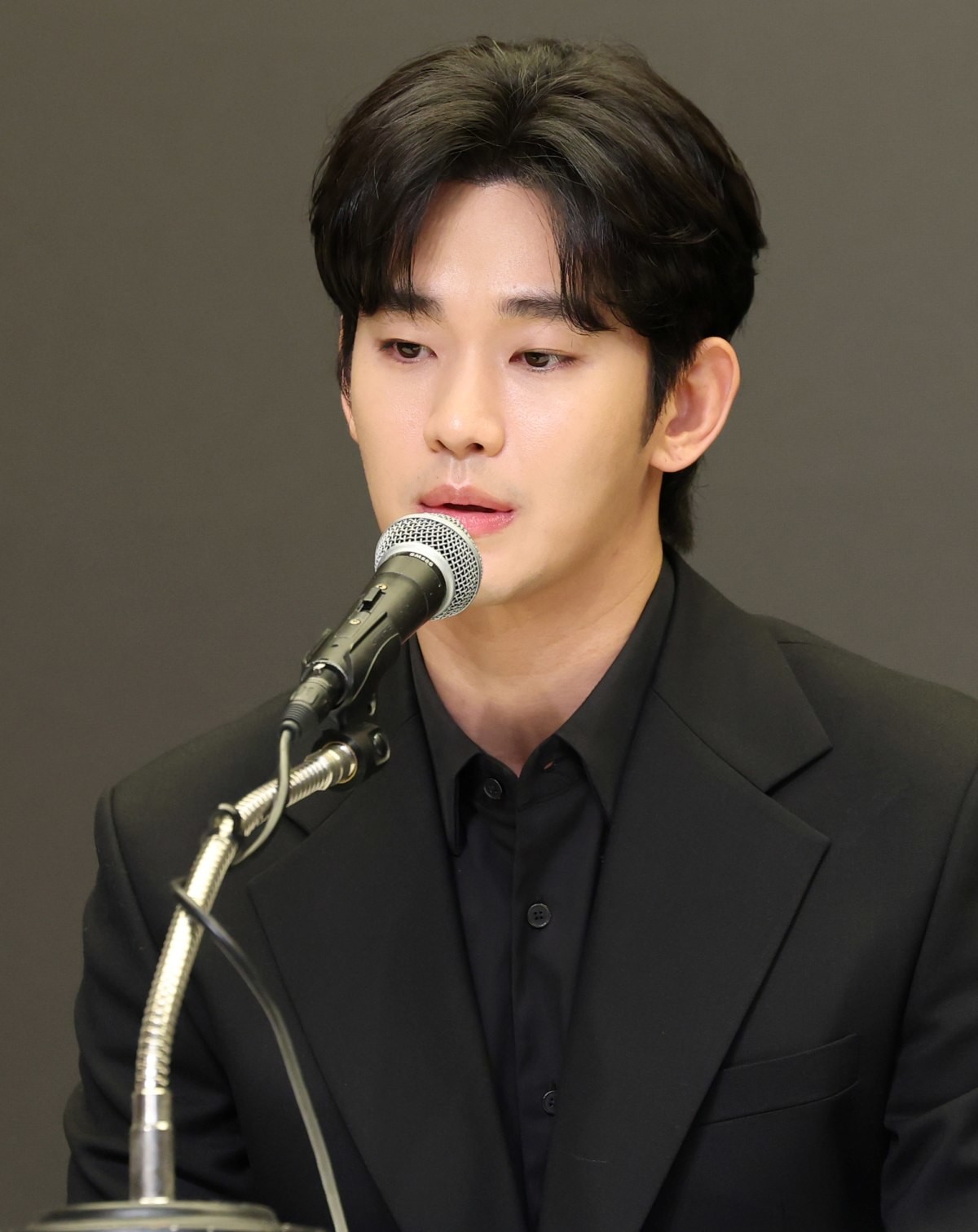 지난해 3월 긴급 기자회견 진행한 김수현 / 뉴스1