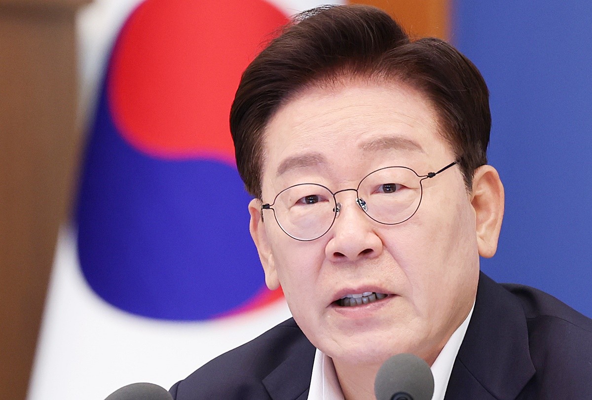 이재명 대통령. 기사 이해를 돕기 위한 자료 사진. 이재명 대통령은 '술 먹고 노는 거 다 좋은데, 옆자리에 젊은 이성을 앉히거나 그런 거 하지 말라'라며 공직자들에게 성 비위에 각별한 주의를 기울이라고 지시했다. 이 대통령은 15일 청와대에서 열린 2차 생중계 업무보고 마무리 발언에서 '대한민국 모든 공직자가 다 들으면 좋겠다'라며 이렇게 강조했다. 그러면서 '얼마 전에도 그런 사고가 좀 난 것 같아서 제가 드린 말씀'이라며 '옛날에는 아무 문제가 없었는데, 요즘은 안 된다. 요즘은 큰일 난다'라고 말했다. / 뉴스1