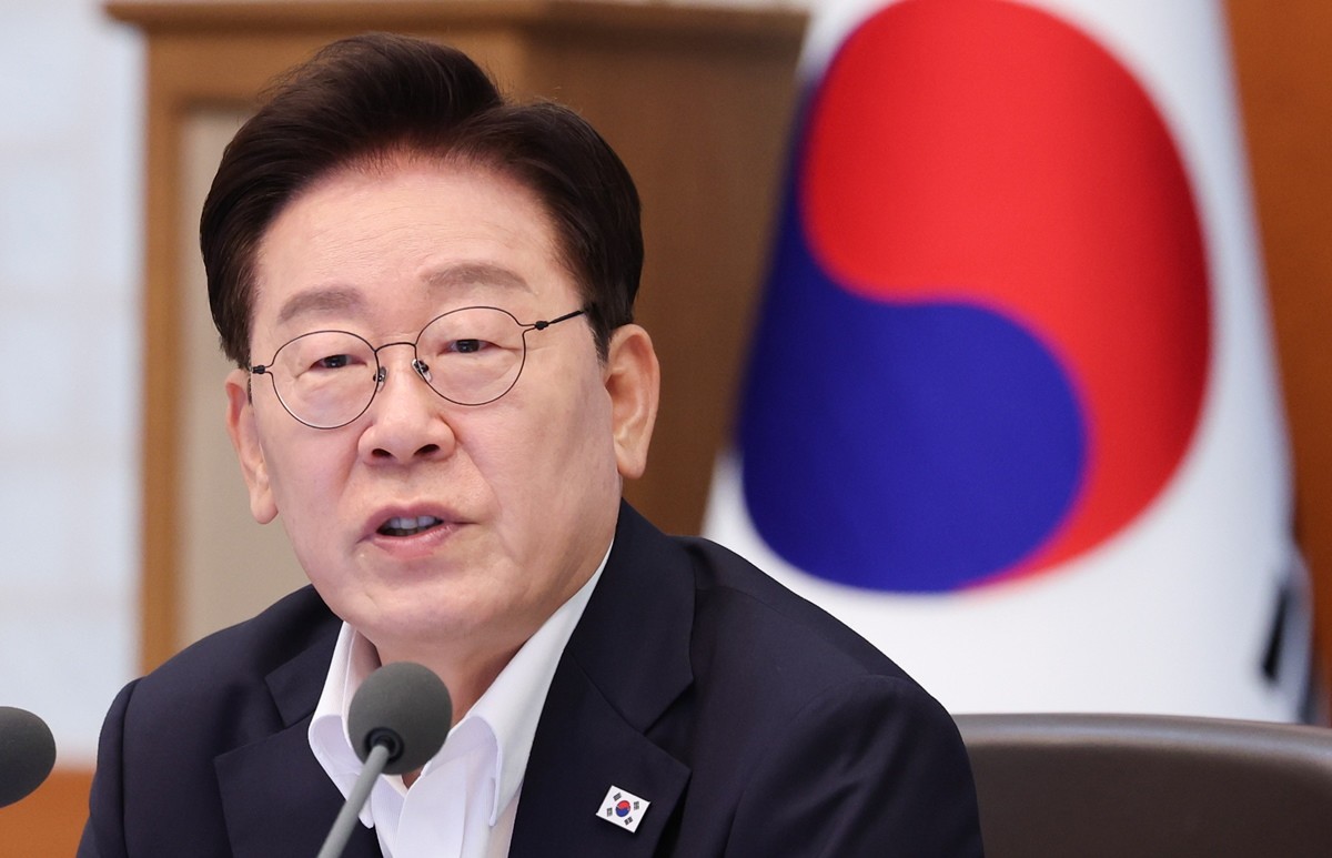 이재명 대통령 자료 사진. 이재명 대통령은 '술 먹고 노는 거 다 좋은데, 옆자리에 젊은 이성을 앉히거나 그런 거 하지 말라'라며 공직자들에게 성 비위에 각별한 주의를 기울이라고 지시했다. 이 대통령은 15일 청와대에서 열린 2차 생중계 업무보고 마무리 발언에서 '대한민국 모든 공직자가 다 들으면 좋겠다'라며 이렇게 강조했다. 그러면서 '얼마 전에도 그런 사고가 좀 난 것 같아서 제가 드린 말씀'이라며 '옛날에는 아무 문제가 없었는데, 요즘은 안 된다. 요즘은 큰일 난다'라고 말했다. / 뉴스1