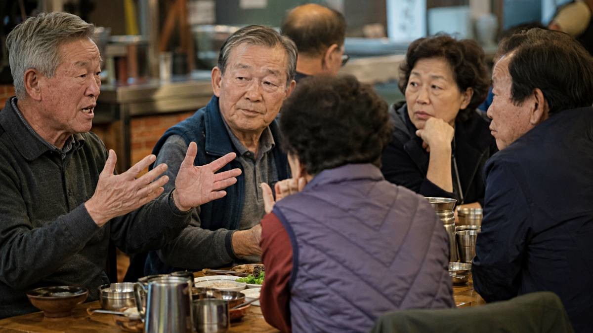 지인들과의 모임 자리. 기사 내용 토대로 AI툴 활용해 제작한 자료사진.