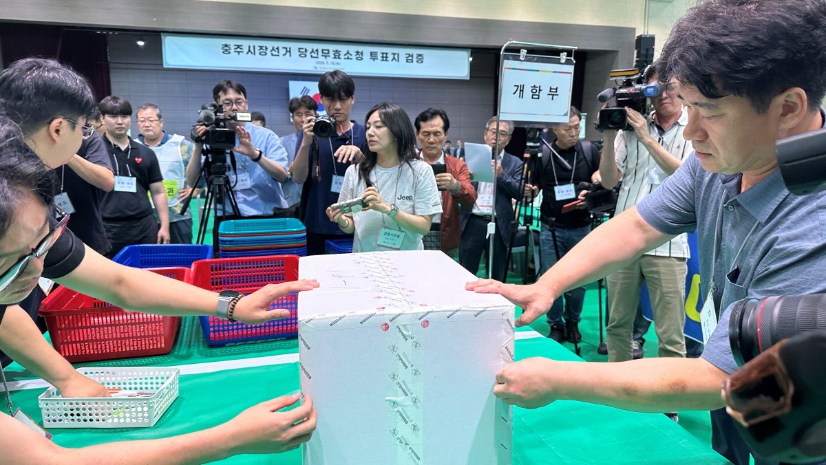 15일 충주시장선거 재검표가 진행된 교통대 체육관에서 선거 사무원들이 투표지 보관상자를 개봉하고 있다 / 뉴스1