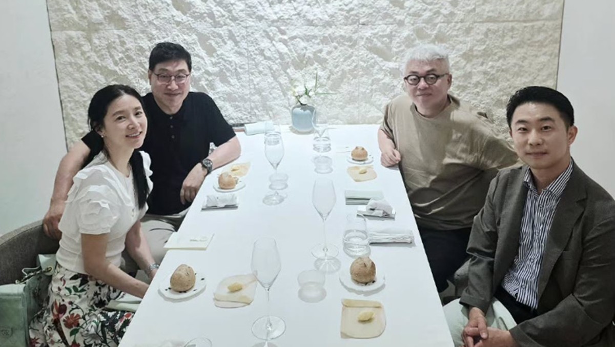 최근 지인 모임 자리에서 포착된 배우 이영애와 남편 정호영 / 작곡가 김형석 인스타그램