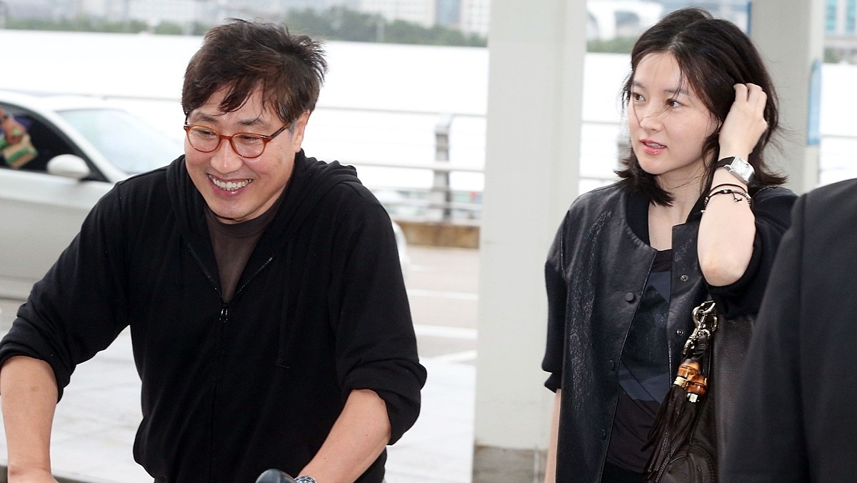 20살 나이 차이를 극복하고 결혼에 골인한 정호영-이영애 부부. 2013년 인천국제공항에서 포착된 모습 / 뉴스1