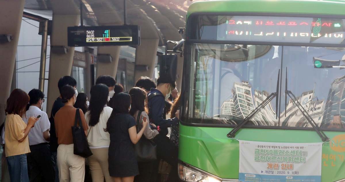 버스로 출근하는 시민들. / 뉴스1