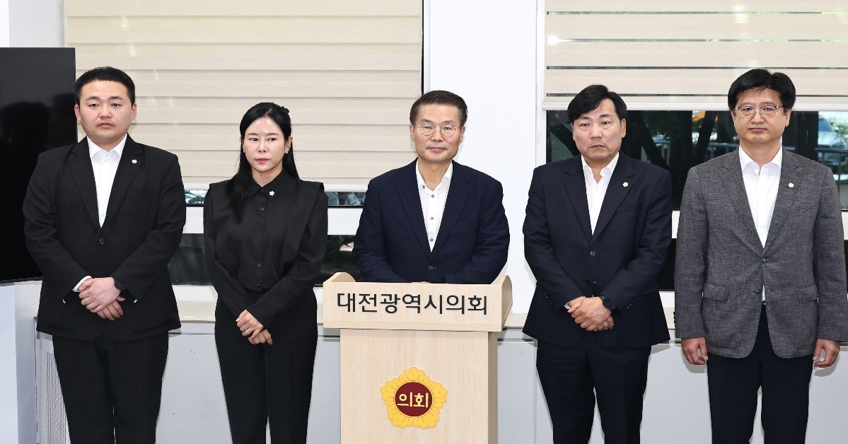 15일 대전시의회에서 김찬술 대덕구청장의 신속한 수사를 촉구하고 있는 국민의힘 대덕구 당원협의회. (왼쪽부터)조대웅 의원, 박은정 의원, 박경호 위원장, 전석광 의원, 김종삼 의원/사진=김지연 기자