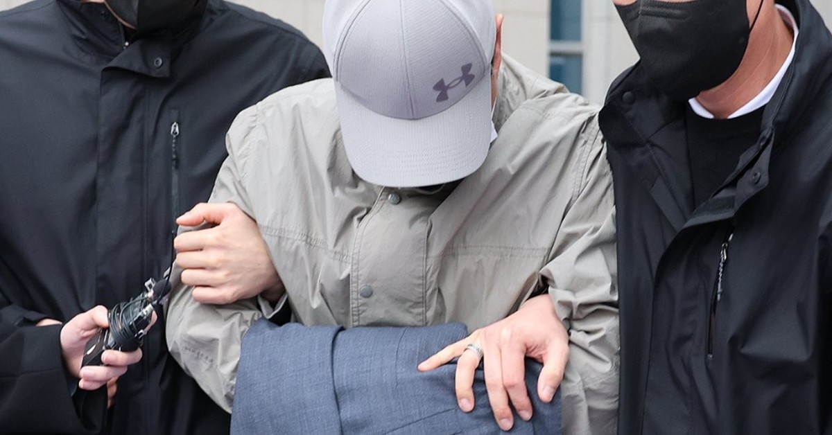 부서 회식이 열리던 식당 공용 화장실에 불법 카메라를 설치한 충북교육청 장학관이 1일 오후 청주지법에서 영장실질심사를 받은 뒤 호송차에 오르고 있다. / 연합뉴스