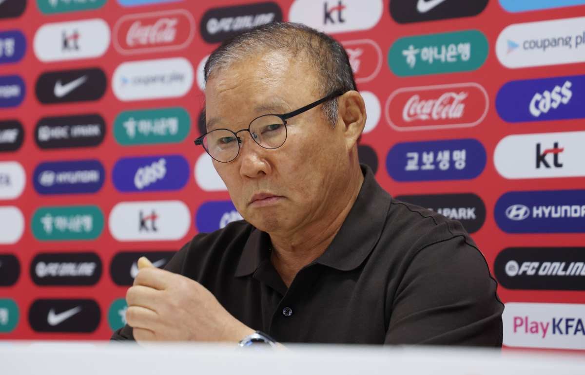 한국 축구 국가대표팀 박항서 월드컵 지원 단장이 지난달 28일(현지시간) 멕시코 과달라하라 인근 사포판 치바스 바예 베르데 훈련장에 마련된 베이스캠프에서 열린 기자회견에서 생각에 잠겨 있다. / 뉴스1