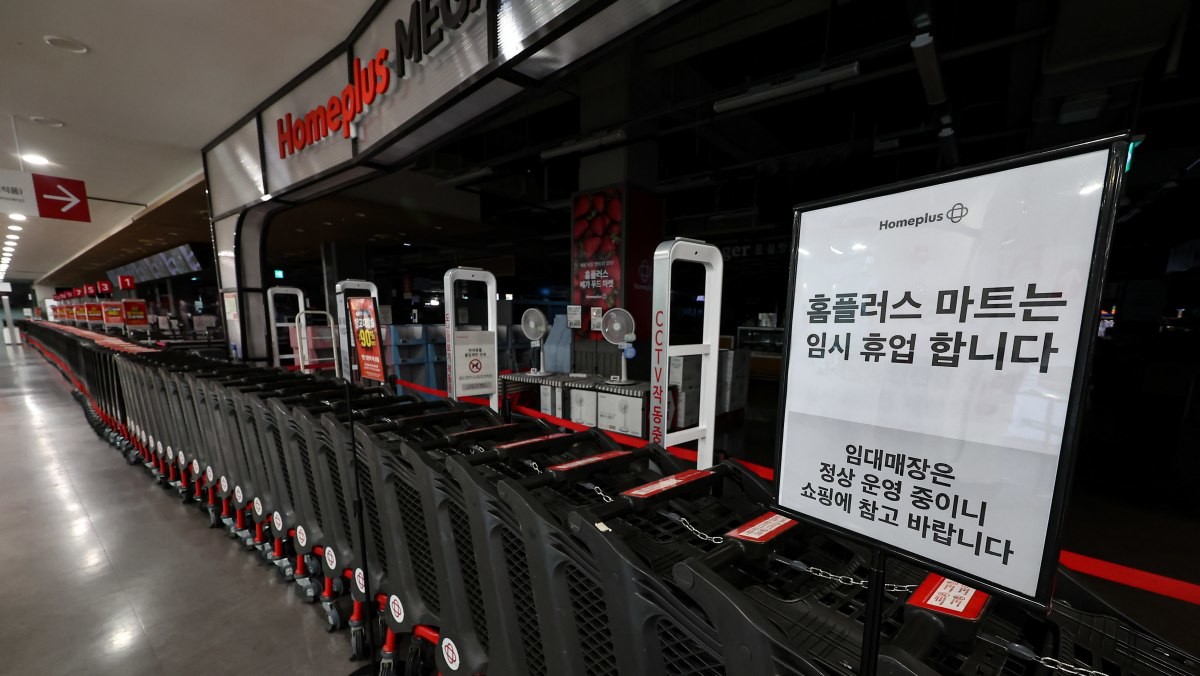 지난 14일 서울 시내 한 홈플러스 입구에 휴업 안내문이 게시돼 있다.  / 뉴스1