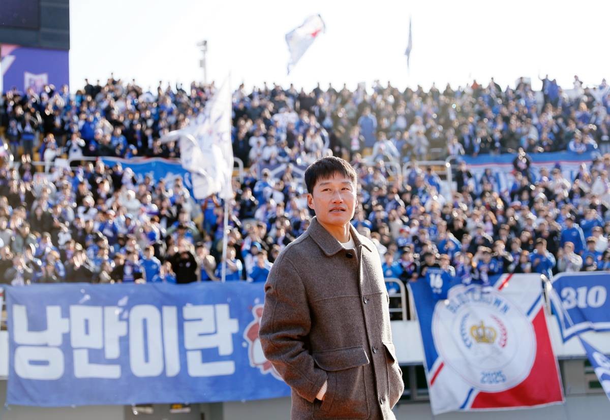 이정효 감독. 수원삼성 팬들이 열정적인 응원을 이 감독에게 보내고 있는 모습. / 뉴스1