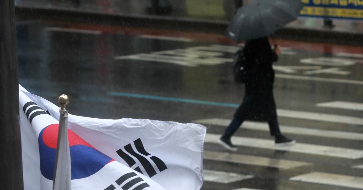 비 오는 제헌절, 태극기 어떻게 달까…올바른 게양 방법은