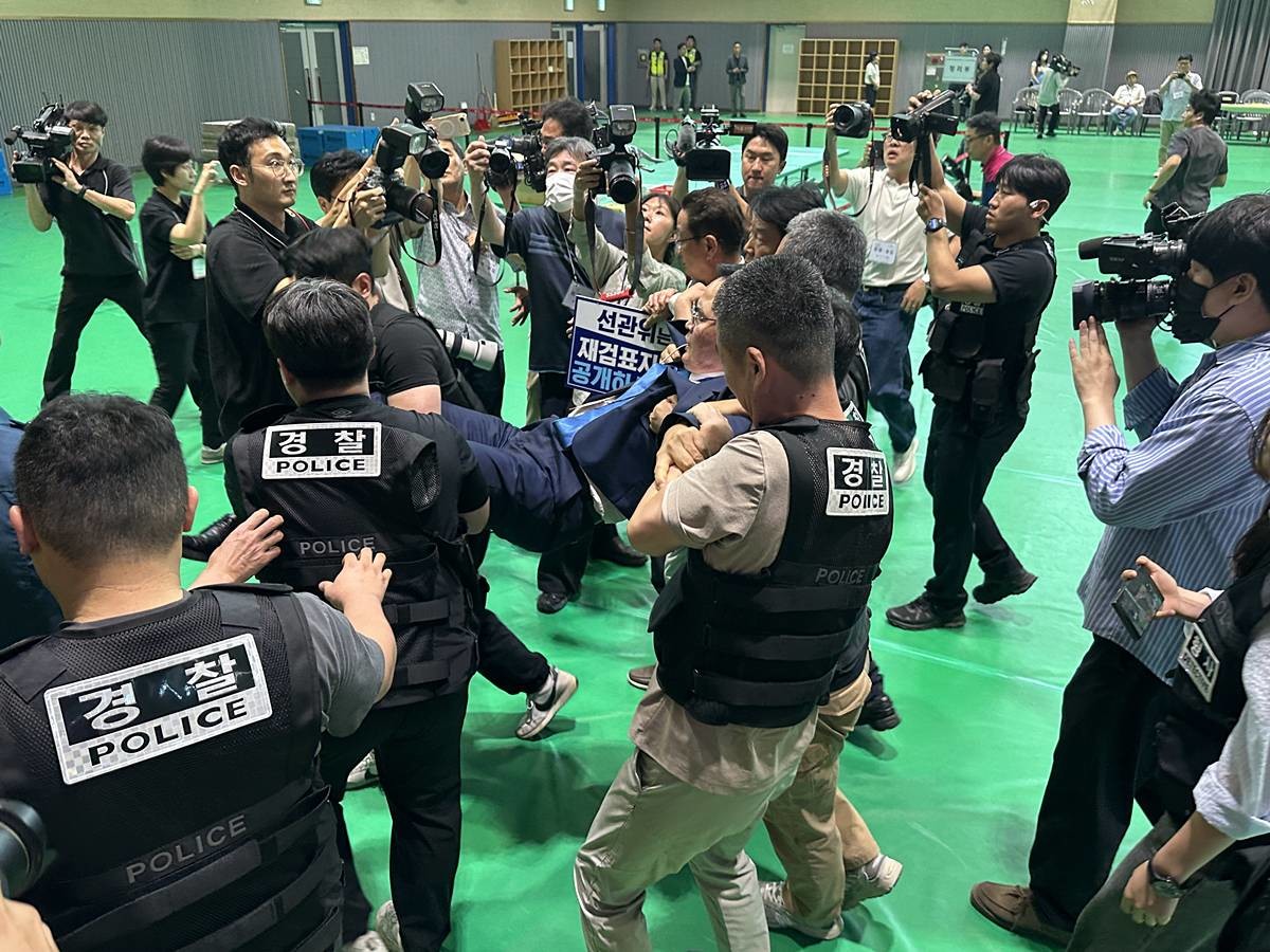 맹정섭 민주당 충주시장 후보가 전날 충주시장선거 재검표가 진행되는 교통대 체육관에서 CCTV파일과 투표지 이미지 스캔 파일을 공개하라고 요구하다 선관위 제지에 퇴장 당하고 있다 / 뉴스1