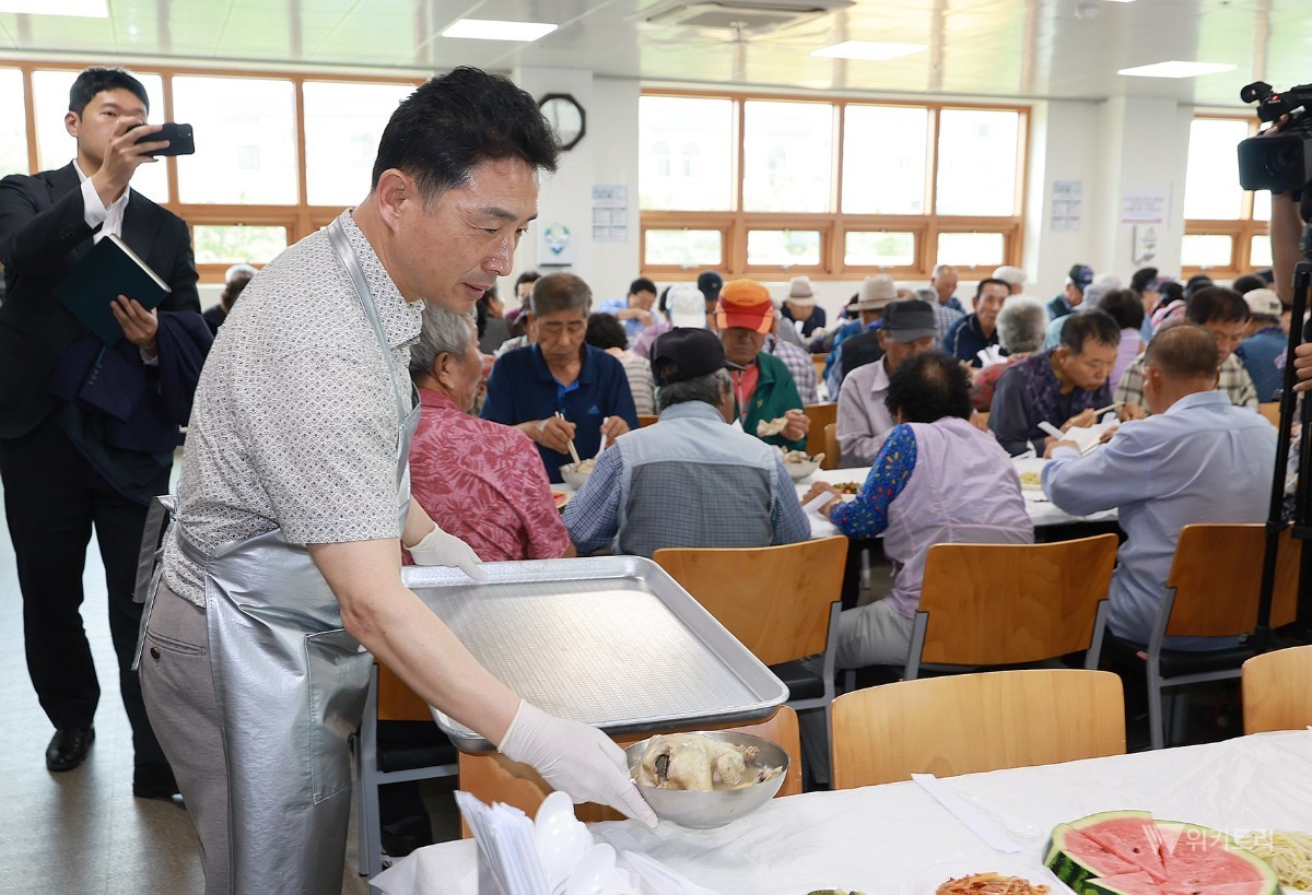 함평군은 15일 관내 어르신들의 든든한 사랑방 역할을 하고 있는 함평군노인복지관 경로식당에서 ‘초복 맞이 삼계탕 나눔 행사’를 성황리에 개최했다. 이남오 함평군수가 배식을 하고 있다. / 함평군