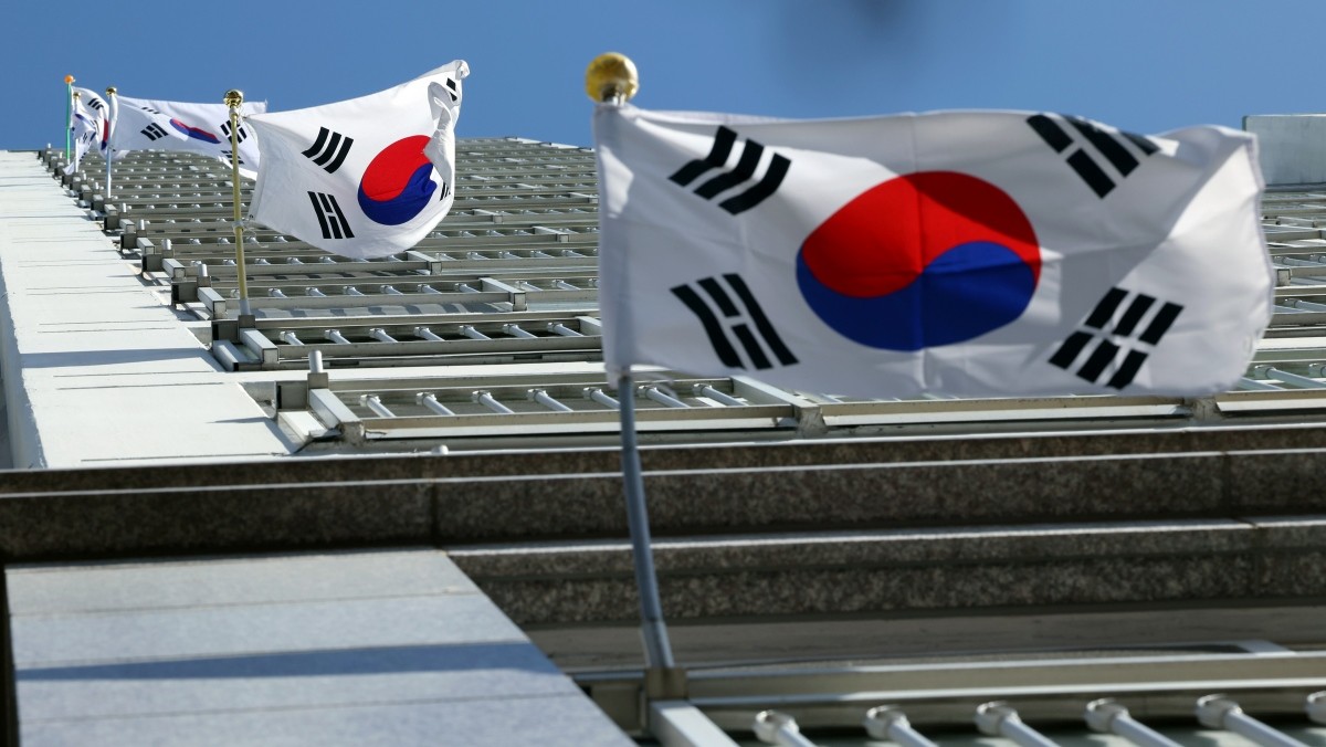 한 아파트에 태극기가 게양되어 있다. / 뉴스1
