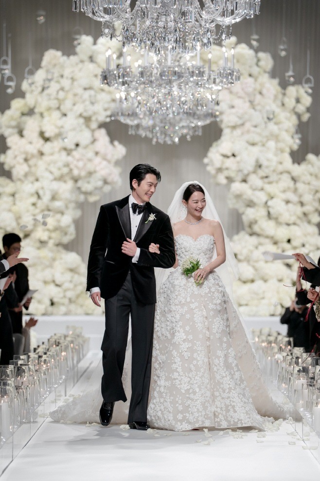 김우빈 신민아 웨딩 사진. / AM엔터테인먼트