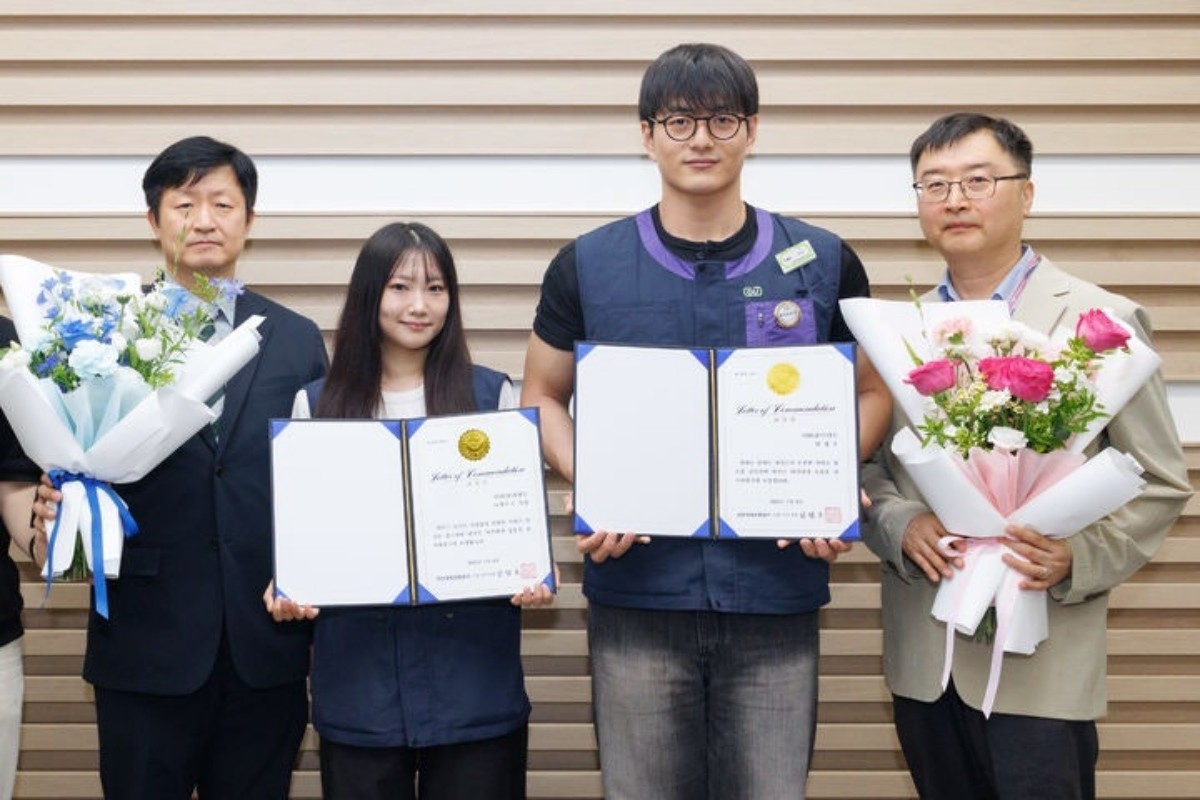 지난 15일 인천공항 제1여객터미널 회의실에서 열린 ‘인천공항 상주직원 미담사례 특별유공포상 수여식’에서 한정호 씨와 타케우치 키라 씨가 공사 관계자들과 기념촬영을 하고 있다. 왼쪽부터 노경래 인천국제공항공사 상업처장, 타케우치 키라 씨, 한정호 씨, 김민수 인천국제공항공사 식음사업팀장. / 인천공항공사 제공