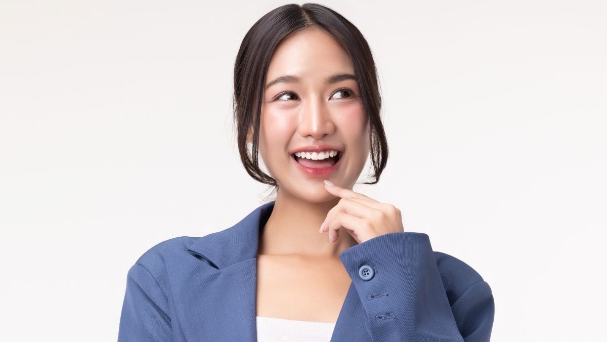 꾸준한 피부 관리로 촉촉한 피부를 유지하는 직장인 여성의 모습. / 셔터스톡