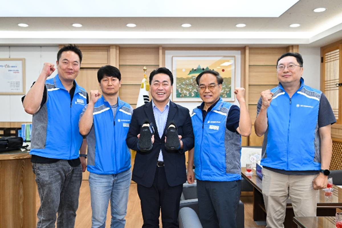 경상북도 공무원노동조합연맹이 지난 13일 영덕군을 찾아 조주홍 영덕군수에게 당선 축하 신발을 전달하고 있다.